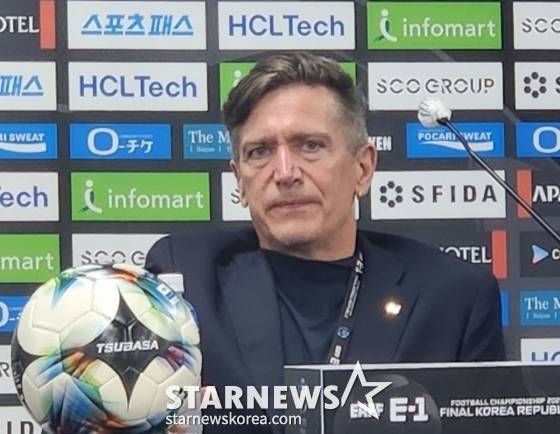 한일전이 끝난 뒤 취재진 질문에 답하는 닐스 닐센 일본 여자대표팀 감독. /사진=박건도 기자