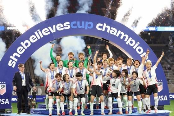 일본 여자대표팀이 쉬 빌리브스컵 우승 세리머니를 하고 있다. 함께 기뻐하는 닐스 닐센(왼쪽) 감독. /AFPBBNews=뉴스1