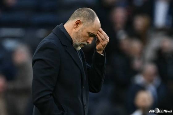 이고르 투도르 토트넘 홋스퍼 신임 감독이 경기 중 이마를 만지고 있다. /AFPBBNews=뉴스1