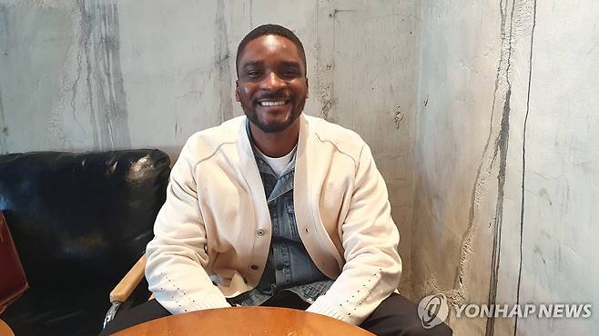 연합뉴스와 인터뷰하는 샘 오취리 (서울=연합뉴스) 박성진 기자 = 샘 오취리가 23일 서울 용산구의 한 카페에서 연합뉴스와 인터뷰하고 있다. 2026.3.24 sungjinpark@yna.co.kr