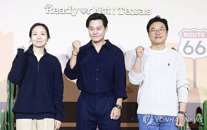 넷플릭스 예능 '이서진의 달라달라' 파이팅 (서울=연합뉴스) 진연수 기자 = 24일 서울 용산구 CGV용산아이파크몰에서 열린 넷플릭스 예능 '이서진의 달라달라' 제작발표회에서 김예슬 PD(왼쪽부터)와 배우 이서진, 나영석 PD가 포즈를 취하고 있다. 2026.3.24 jin90@yna.co.kr