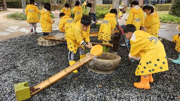 유아교육원 김해체험분원에서 유아들이 물을 활용한 놀이 체험을 하고 있다. /경남교육청