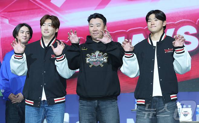 KIA 타이거즈 주장 나성범(왼쪽부터), 이범호 감독, 김도영. 2025.3.20 ⓒ 뉴스1 김진환 기자