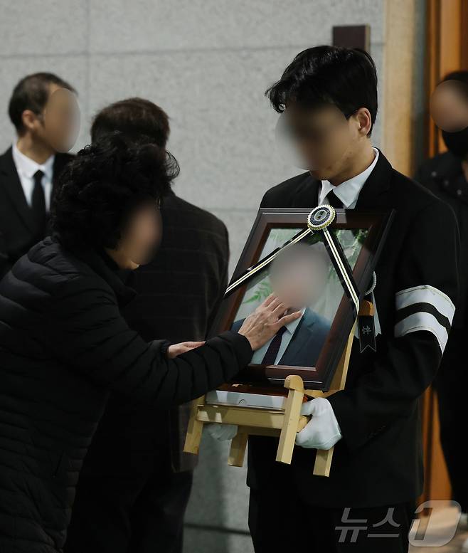25일 대전 충남대병원 장례식장에서 공장 화재로 74명의 사상자가 발생한 안전공업 희생자 최 모씨의 발인에서 유가족이 슬퍼하고 있다. 2026.3.25 ⓒ 뉴스1 김기태 기자