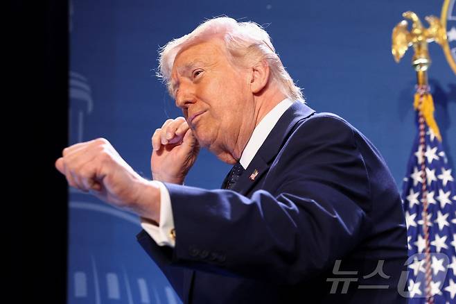 도널드 트럼프 미국 대통령이 이란 전쟁 열흘째인 9일(현지 시간) "우리는 군사적 목표 달성을 향해 주요한 진전을 이루고 있으며, 어떤 이들은 거의 완료됐다고 말한다"며 조기 종전 가능성을 언급했다. 트럼프 대통령은 이날 미국 플로리다주 도럴의 골프 리조트인 트럼프 내셔널 마이애미에서 기자회견을 열고 이같이 말한 뒤 "우리는 이란 내 거의 모든 군사력을 완전히 소탕했다"고 주장했다. ⓒ 로이터=뉴스1