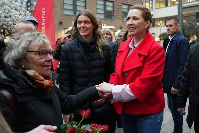덴마크 총리이자 사회민주당 대표인 메테 프레데릭센이 총선 당일인 4일(현지시간) 덴마크 코펜하겐에서 시민들과 악수를 나누고 있다. AP연합뉴스
