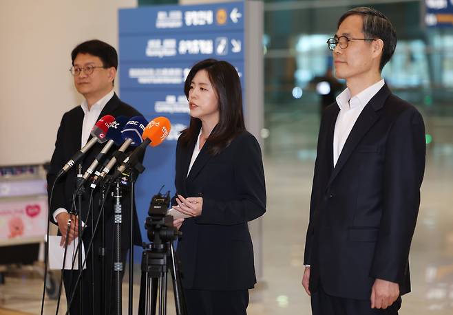 필리핀에서 교민 3명 살해, 탈옥, 국내 마약 유통 등을 일삼으며 '마약왕'으로 불리던 박왕열씨가 25일 인천국제공항을 통해 국내로 송환된 가운데 이지연 법무부 국제형사과장이 브리핑을 하고 있다. /연합뉴스