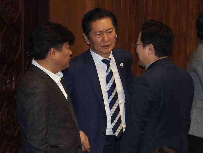 정청래 더불어민주당 대표가 지난 1월 16일 오후 열린 국회 본회의에서 박찬대, 양문석 의원과 대화를 하고 있다. ⓒ뉴시스