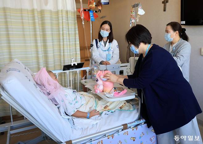소아암 치료는 단순한 검사나 수술로 끝나지 않는다. 항암 치료, 감염 관리, 수혈, 영양 관리가 동시에 이뤄지고 여러 진료과가 함께 참여한다. 실제로는 많은 인력과 시간이 들어가는데 보상은 제한적으로만 이뤄진다. 의료 현장에서 “소아 환자를 볼수록 손해가 커진다”는 말이 나오는 이유다. 동아일보DB