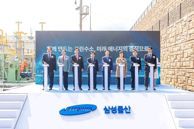 (왼쪽부터) 이승재 한국에너지기술평가원 원장, 배낙호 김천시장, 송언석 국민의힘 의원, 김성환 기후에너지환경부 장관, 오세철 삼성물산 건설부문 대표이사 사장, 양금희 경북도 경제부지사, 박진호 에너지공대 총장직무대행, 김재홍 한국수소연합 회장