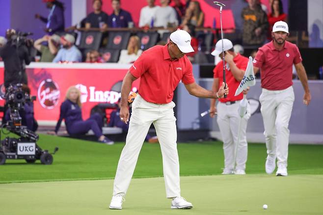 타이거 우즈가 7번홀에서 짧은 버디 퍼트를 놓친 뒤 아쉬워하고 있다. 팜비치가든스=AP 뉴시스