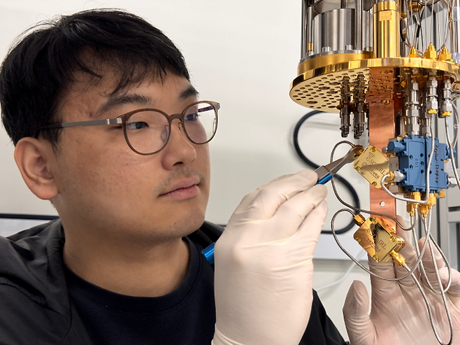성균관대 연구진이 자체 개발한 투파 소자로 시험을 수행하고 있다. 성균관대 제공