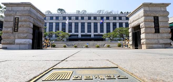 25일 서울 종로구 헌법재판소의 모습. 헌재는 법원 재판에 대한 헌법소원을 허용하는 재판소원 제도 시행 이후 지정재판부 사전심사에서 접수된 총 153건중 26건의 청구 사건에 대해 각하결정을 내렸다. 뉴스1