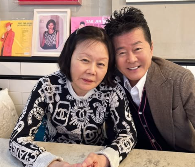 가수 태진아가 아내를 향한 곡 '옥경이' 히트로 가족들을 부양할 수 있었다고 떠올렸다. 태진아 SNS