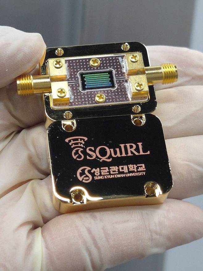 성균관대학교 양자정보공학과 정연욱 교수 연구팀이 만든 TWPA 소자의 패키지 / 출처=성균관대학교