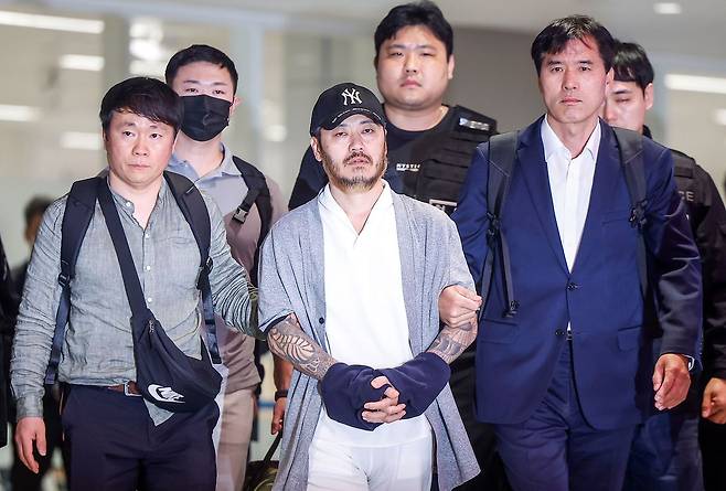 필리핀 교도소에 수감된 상태에서 국내에 다량의 마약을 유통한 ‘마약왕’ 박왕렬이 25일 오전 인천공항에서 강제 송환되고 있다. 김경록 기자