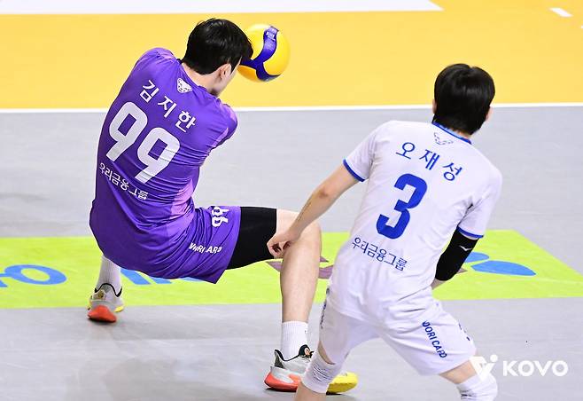 25일 KB손해보험과의 준플레이오프에서 활약한 우리카드 김지한. 사진 한국배구연맹