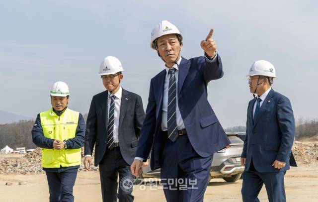 ▲ 우상호 더불어민주당 강원도지사 예비후보는 25일 원주 부론산업단지 등을 찾아 현장을 점검하고 기업 유치 전략 등을 논의했다. 우상호 캠프 제공