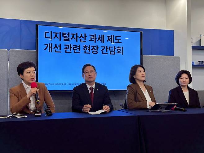 (왼쪽부터) 김은혜 국민의힘 원내정책수석, 박수영 의원, 최보윤 수석대변인, 김재진 닥사 부회장이 25일 서울 여의도 파크원 타워 코인원 본사에서 '디지털자산 과세 제도 개선 관련 현장 간담회' 백브리핑을 진행하고 있다. 사진=황두현 블루밍비트 기자