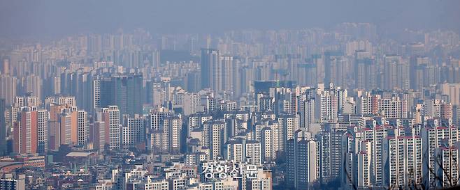 서울 남산에서 아파트가 보이고 있다. 김창길 기자