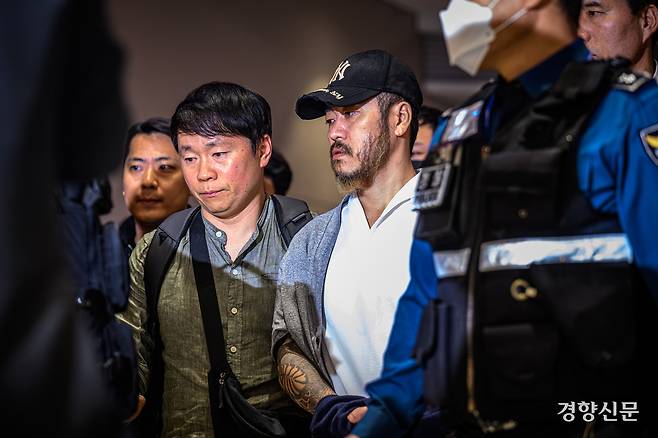 ‘필리핀 마약왕’ 박왕열이 25일 인천국제공항을 통해 국내로 송환되고 있다. 성동훈 기자