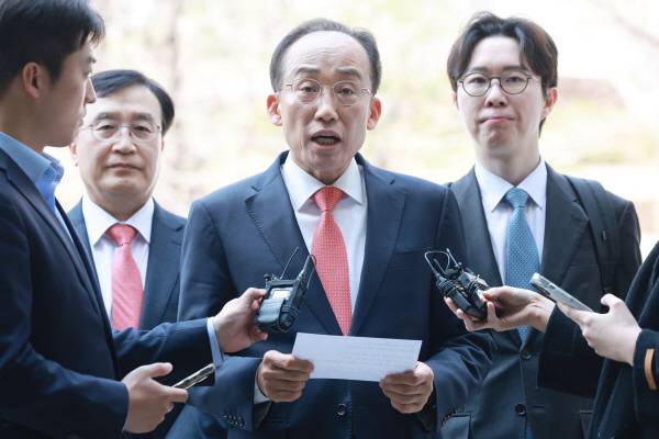 12·3 비상계엄 당시 국회의 계엄 해제 표결을 방해한 혐의로 기소된 국민의힘 추경호 의원이 25일 서울 서초구 서울중앙지방법원에서 열리는 첫 공판에 출석하며 입장을 밝히고 있다. 공동취재