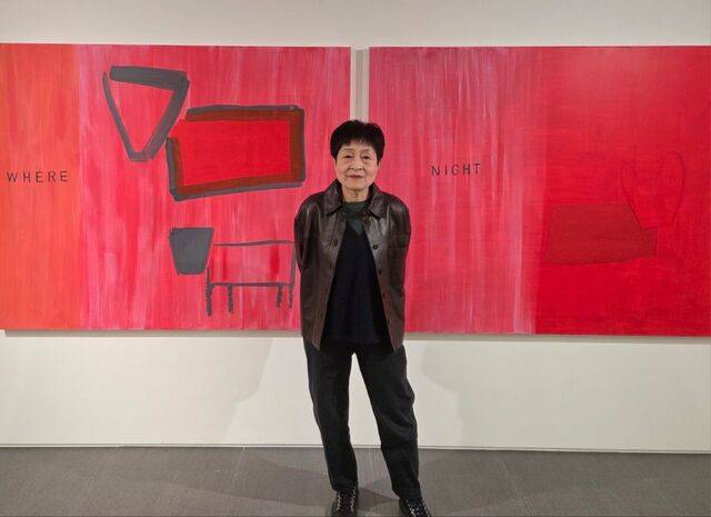 이명미 작가가 지난 5일 개인전이 열리는 서울 성북구 우손갤러리에서 국민일보와 인터뷰하고 있다. 작가는 배경의 작품처럼 원색 바탕에 개, 꽃, 별 등 일상에서 가져온 소재들을 단순하게 처리해 명랑한 화면을 만들어낸다.