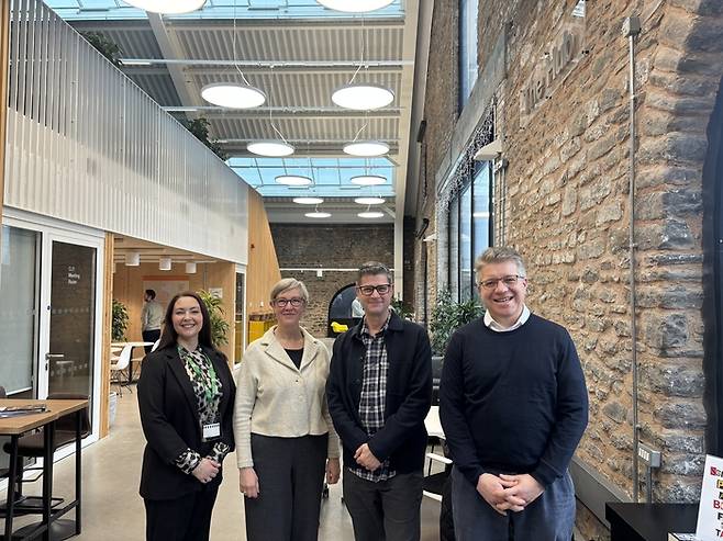 브리스틀 도시 재생 프로젝트의 ‘민관학 원팀’ 핵심 리더 4인. 왼쪽부터 제인 비비안 브리스틀 템플 쿼터 LLP 이사 , 주디스 스콰이어스 브리스틀 대학교 부총장, 데이비드 마허 로버츠 브리스틀 혁신 구역 참여 리드, 존 스미스 브리스틀 시의회 이사.