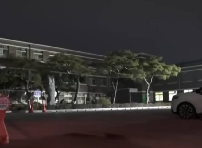 윤씨가 40대 여성을 성폭행한 초등학교 운동장. /사진=JTBC '사건반장'