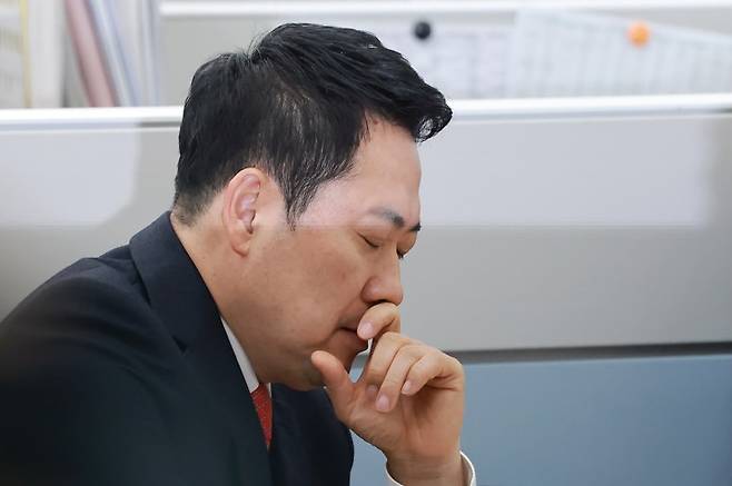 생각에 잠긴 국민의힘 장동혁 대표 생각에 잠긴 국민의힘 장동혁 대표 (서울=연합뉴스) 신현우 기자 = 국민의힘 장동혁 대표가 25일 국회에서 박준태 당대표 비서실장과 대화하던 중 생각에 잠겨 있다. 2026.3.25 nowwego@yna.co.kr (끝) <저작권자(c) 연합뉴스, 무단 전재-재배포, AI 학습 및 활용 금지>