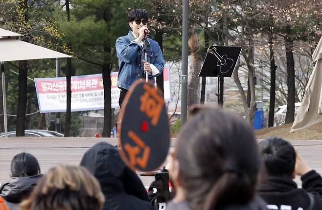 SNS 발언 논란과 전 매니저의 폭로로 논란을 이어가고 있는 신화 멤버 겸 배우 김동완이 24일 오후 서울 강동구 일자산 도시자연공원에서 신화 데뷔 28주년을 맞아 버스킹 공연을 하고 있다. 김동완은 최근 자신의 SNS에 음주운전 및 폭행 논란을 빚은 MC딩동을 공개 응원했다가 거센 역풍을 맞았다. 비판이 거세지자 그는 "상황을 충분히 고려하지 못한 표현이었다"며 사과하고 글을 삭제했다. 이런 가운데 자신을 김동완의 전 매니저라고 주장하는 A씨가 SNS에 폭로성 글을 게재하며 논란이 이어졌다. 뉴시스