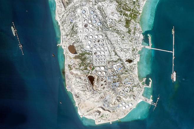 이란의 주요 원유 수출 터미널이 있는 하르그섬 전경을 담은 위성 사진. ⓒAFP PHOTO