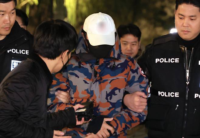 압수수색 과정에서 도주한 도이치모터스 주가조작 사건 공범인 이준수씨가 2025년 11월20일 충주시 소재 휴게소에서 체포돼 서울 광화문 김건희 특별검사팀 조사실로 압송되고 있다. ⓒ연합뉴스