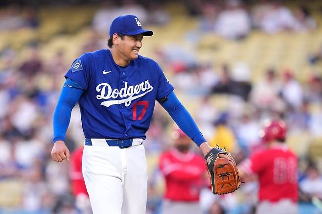 ▲ LA다저스의 투수 오타니 쇼헤이가 2026년 3월 24일 화요일, 미국 로스앤젤레스에서 열린 LA 엔젤스와 시범경기 5회, 적시타를 허용한 뒤 미소를 짓고 있다. ⓒ연합뉴스/AP