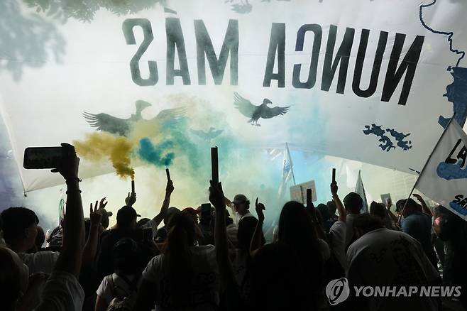 아르헨티나 1976년 군사 쿠데타 50주년 행진 (부에노스아이레스= AP 연합뉴스) 아르헨티나 군사 쿠데타 50주년을 기념하기 위해 부에노스아이레스 시민들이 "절대 다신 안 돼"라는 스페인어 구호가 적힌 현수막을 들고 행진하고 있다. 2026.3.25 photo@yna.co.kr