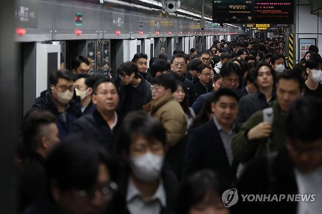 기름값 급등…지하철 이용객 증가 (서울=연합뉴스) 임화영 기자 = 중동 전쟁으로 기름값이 급등한 가운데 17일 서울 시내의 한 지하철 역사가 이용객으로 붐비고 있다. 2026.3.17 hwayoung7@yna.co.kr