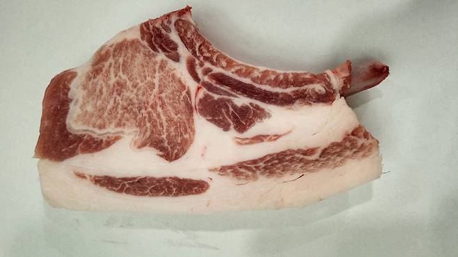 난축맛돈 돈마호크. 이는 가브리살, 등심, 삼겹살 등을 함께 즐길 수 있도록 정형한 상품이다. (사진=농진청 제공)