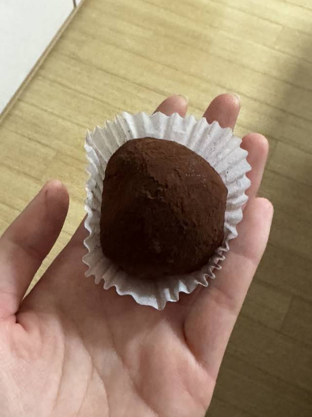 두쫀쿠 유행 절정 당시 원재료 값 폭등으로 개당 6000원~1만 원에 판매됐지만 품절 행렬이 이어졌다./이하은 기자/