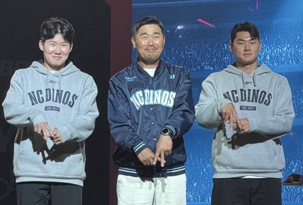 NC 다이노스 이호준 감독과 박민우, 김주원(사진=더게이트 배지헌 기자)