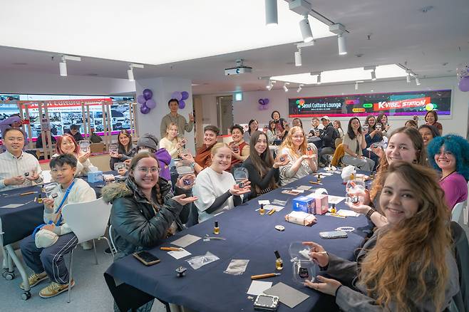 자개공예 체험에 참가한 외국인들 모습. /서울관광재단 제공