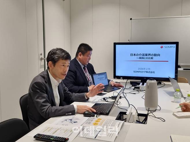 안도 시게루(왼쪽) 솜포케어 이사가 25일 이데일리와의 인터뷰에서 솜포케어의 요양사업에 대해 설명하고 있다.(사진=이수빈 기자)