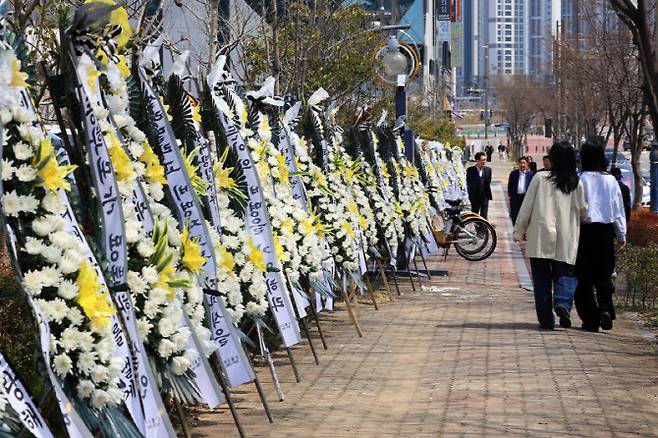 26일 전남 순천시 왕지동 광주지방법원 순천지원 앞에 친모의 학대로 숨진 생후 4개월 '해든이'를 추모하는 화환이 늘어서 있다. (사진=연합뉴스)