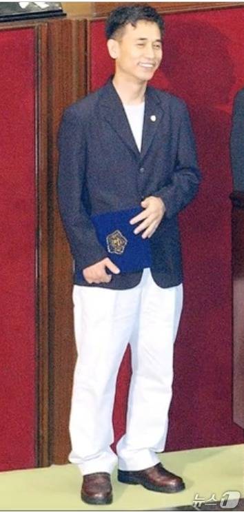 2003년 4월 30일 백바지 차림으로 국회의원 선서를 한 유시민 개혁국민정당 의원. 진보진영이 열린우리당으로 헤쳐 모여할 때 친노 개혁파를 '백바지', 호남 중심의 민주당 당권파이지 실용주의파를 '난닝구'라고 불렀다. (KBS 갈무리) ⓒ 뉴스1