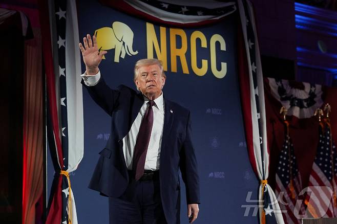 도널드 트럼프 미국 대통령이 25일(현지시간) 워싱턴 D.C.에서 열린 공화당 하원선거위원회(NRCC) 연례 후원 만찬회에 참석했다. 2026.03.25 ⓒ 로이터=뉴스1