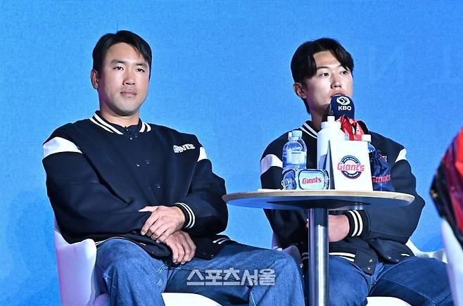 롯데 전준우(왼쪽)와 전민재가 26일 서울 송파구 롯데호텔 월드에서 진행된 2026 KBO 미디어데이 행사에서 사회자의 질문에 답을 하고 있다. 2026. 3. 26. 박진업 기자 upandup@sportsseoul.com