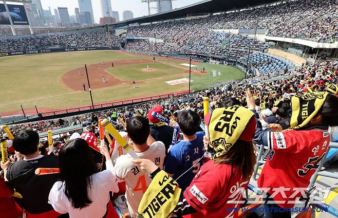 22일 잠실구장에서 열린 KBO리그 두산과 KIA의 시범 경기. KIA를 응원하고 있는 야구팬들. 잠실=송정헌 기자songs@sportschosun.com/2026.03.22/