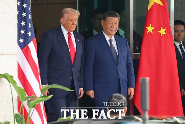 도널드 트럼프 미국 대통령과 시진핑 중국 국가주석이 지난해 10월 30일 오후 부산 김해공군기지 나래마루에서 열린 정상회담을 마친 뒤 회견장을 나서며 대화하고 있다. /APEC 2025 KOREA & 연합뉴스