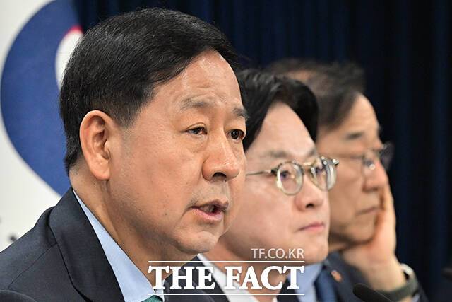 정부는 27일부터 유류세 인하 폭을 확대해 휘발유는 7%에서 15%로, 경유는 현재 10%에서 25%로 휘발유보다 더 큰 폭으로 낮춘다고 밝혔다. 구윤철 부총리 겸 재정경제부 장관이 26일 오전 서울 종로구 정부서울청사에서 중동 전쟁에 따른 비상경제 대응방안을 발표하고 있다. /임영무 기자