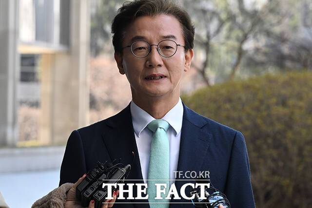 통일교로부터 금품 수수의혹을 받는 전재수 더불어민주당 의원이 19일 오전 서울 서초구 서울고등검찰청 청사에 마련된 ‘정교유착 비리 합동수사본부‘(합수본)에 출석하며 입장을 밝히고 있다. /김성렬 기자