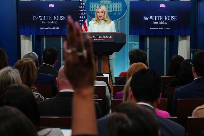 케럴라인 레빗 백악관 대변인이 25일(현지시간) 브리핑을 진행하고 있다. AP연합뉴스